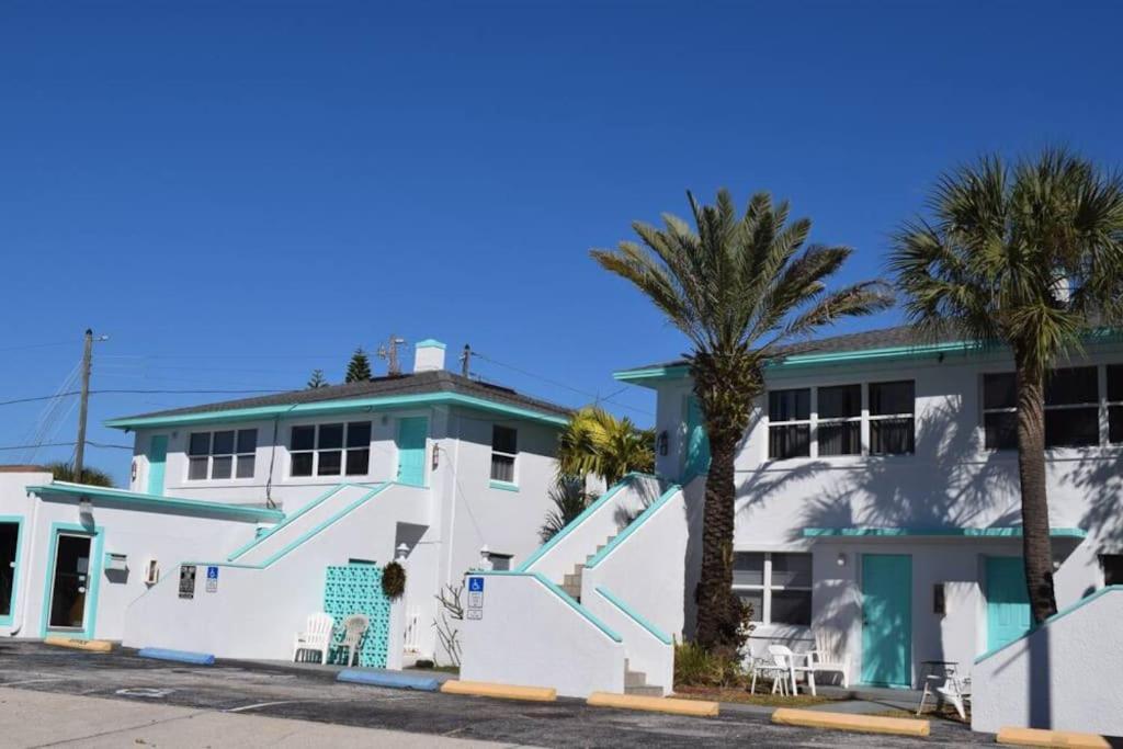 Private One-Bedroom 8 -Directly Across From Beach St. Pete Beach Eksteriør bilde