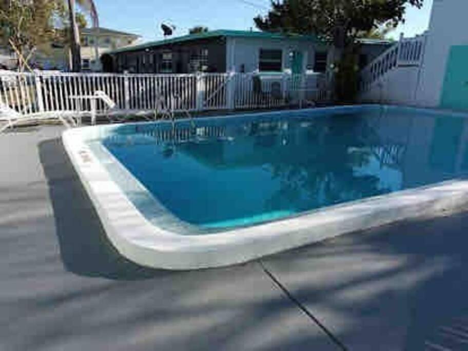 Private One-Bedroom 8 -Directly Across From Beach St. Pete Beach Eksteriør bilde